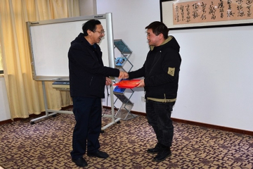 娄底市迎江区政协主席叶进明一行来威客电竞集团慰问造血干细胞捐献者吴飞同道